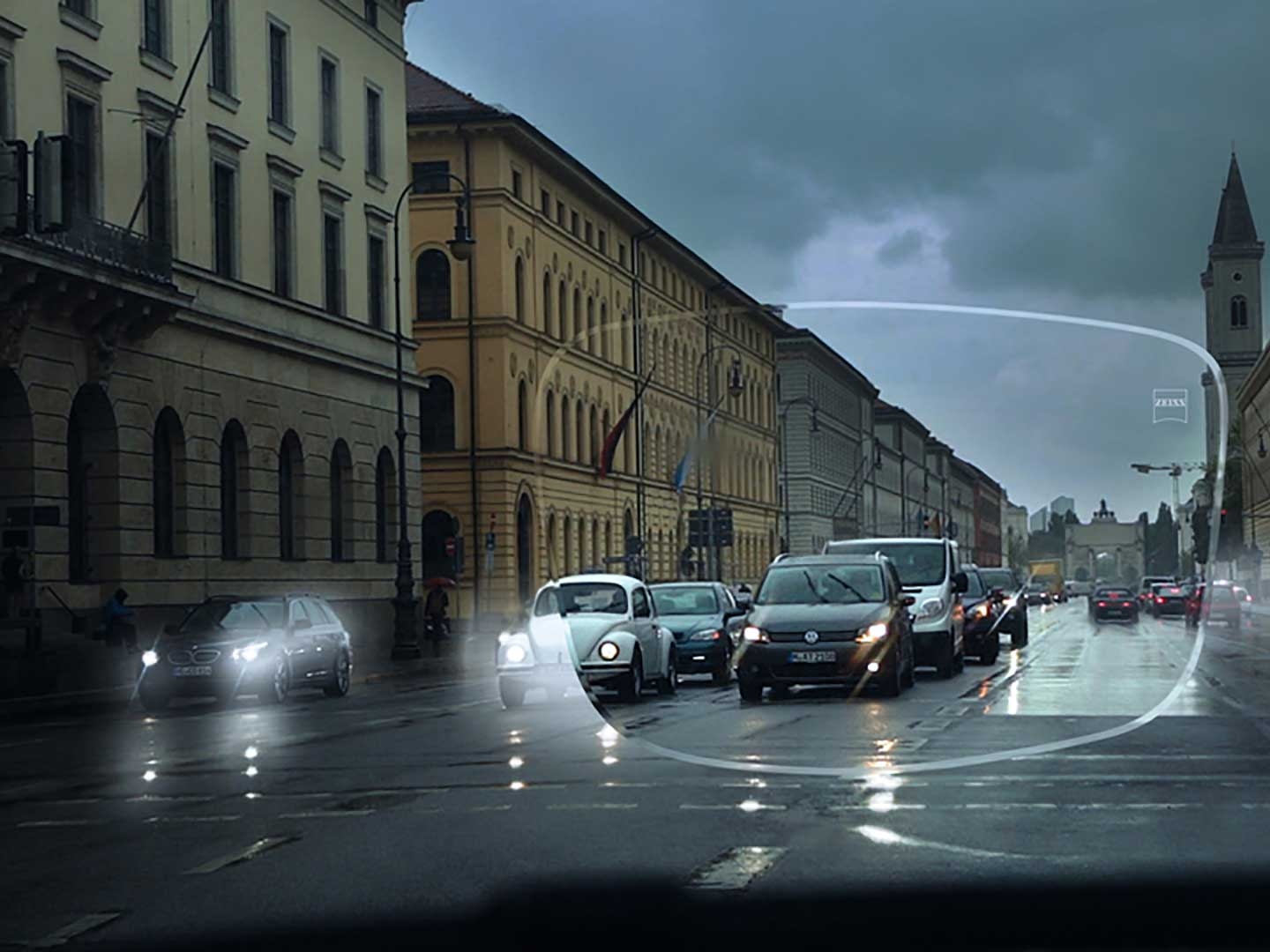 Bildet viser dårlig sikt i dårlige lysforhold på en gate. Utsikten er interiøret i en bil sett gjennom et brilleglass. 