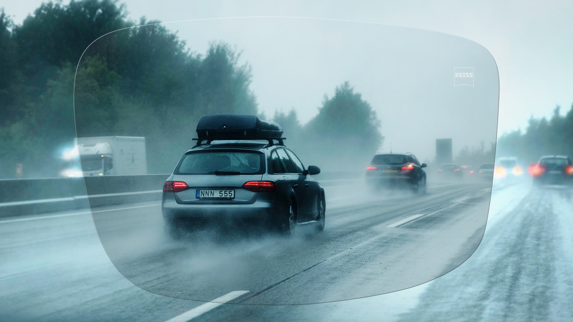 Sikt gjennom ZEISS DriveSafe enstyrke Individual-glass på motorveien på en regnværsdag 