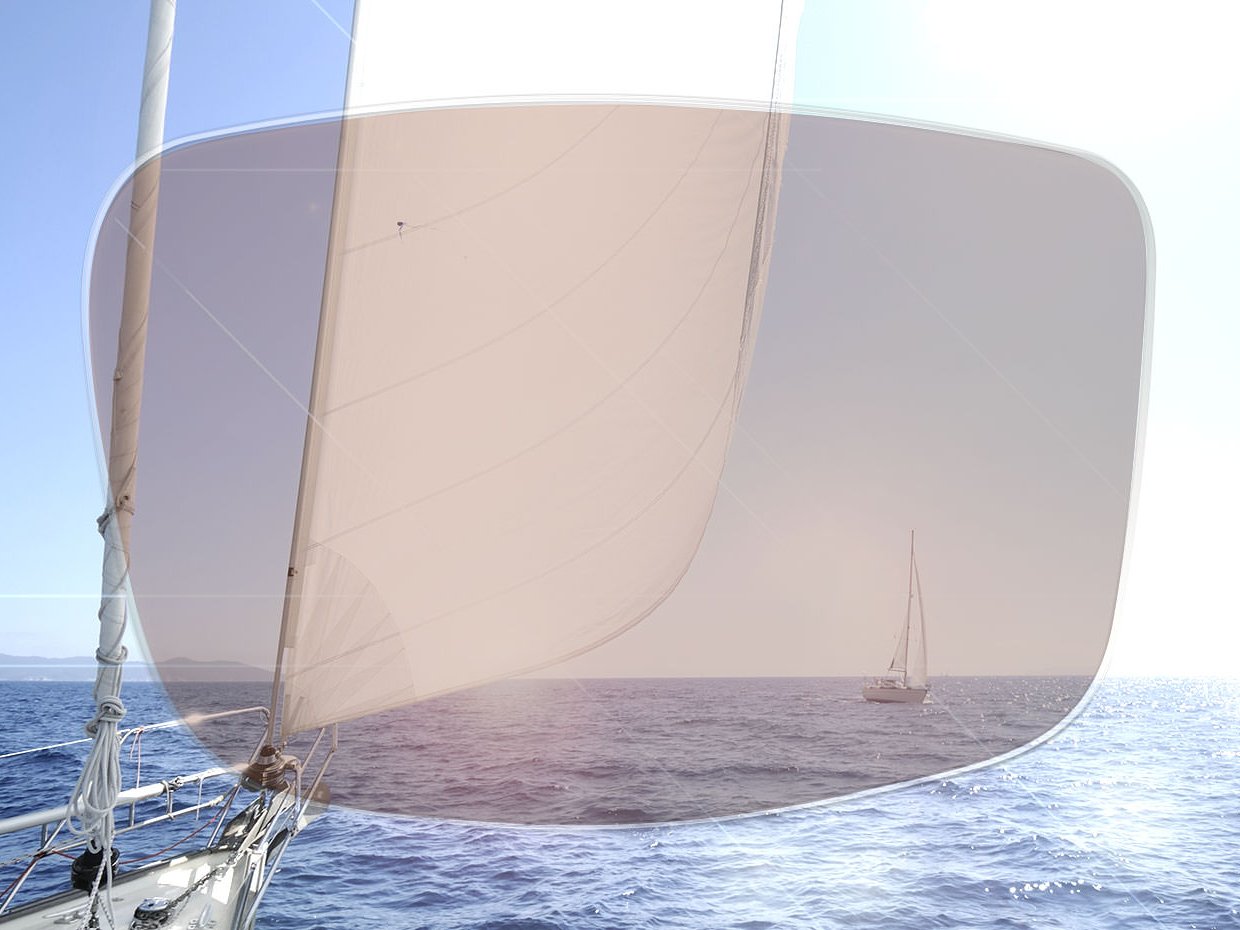 Bildet viser utsikten over et hav gjennom et plarisert glass. Ved å bruke en glidebryter kan du sammenligne den visuelle effekten mellom ZEISS-løsningen og vanlige glass.