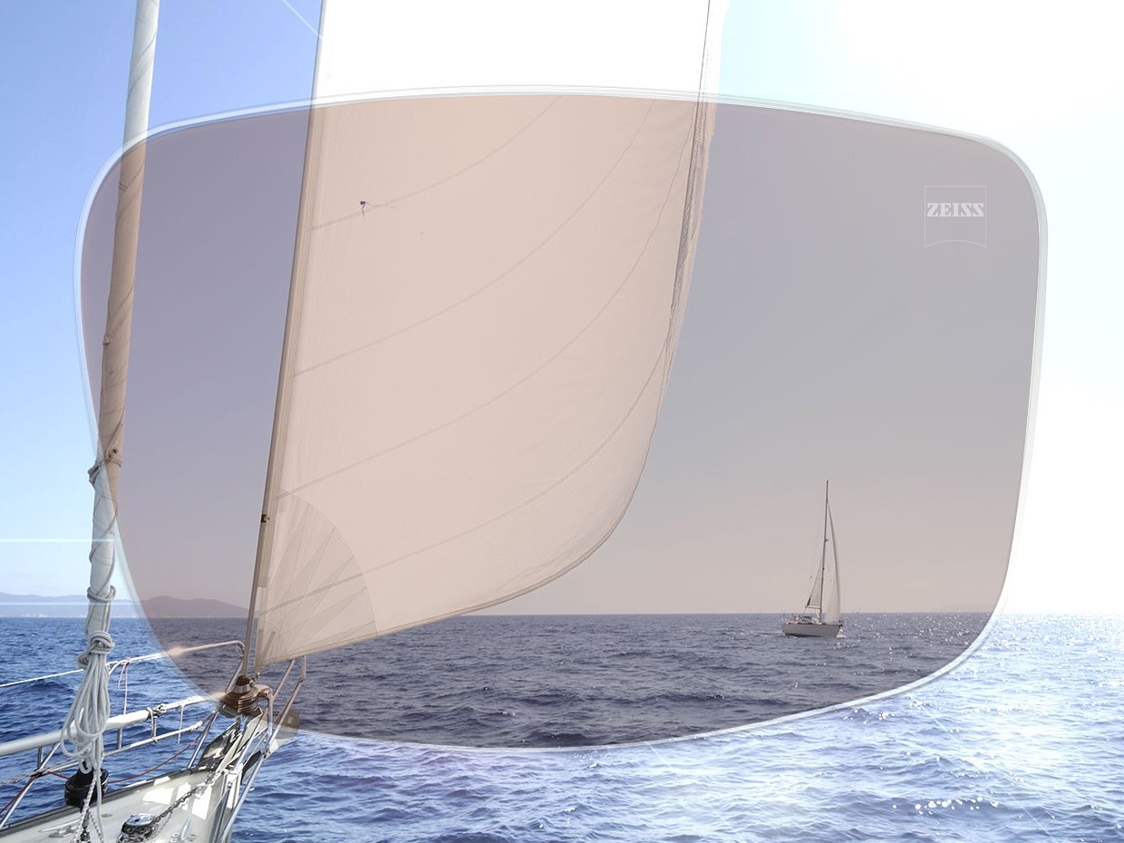 Bildet viser utsikten over et hav gjennom et plarisert glass. Ved å bruke en glidebryter kan du sammenligne den visuelle effekten mellom ZEISS-løsningen og vanlige glass.