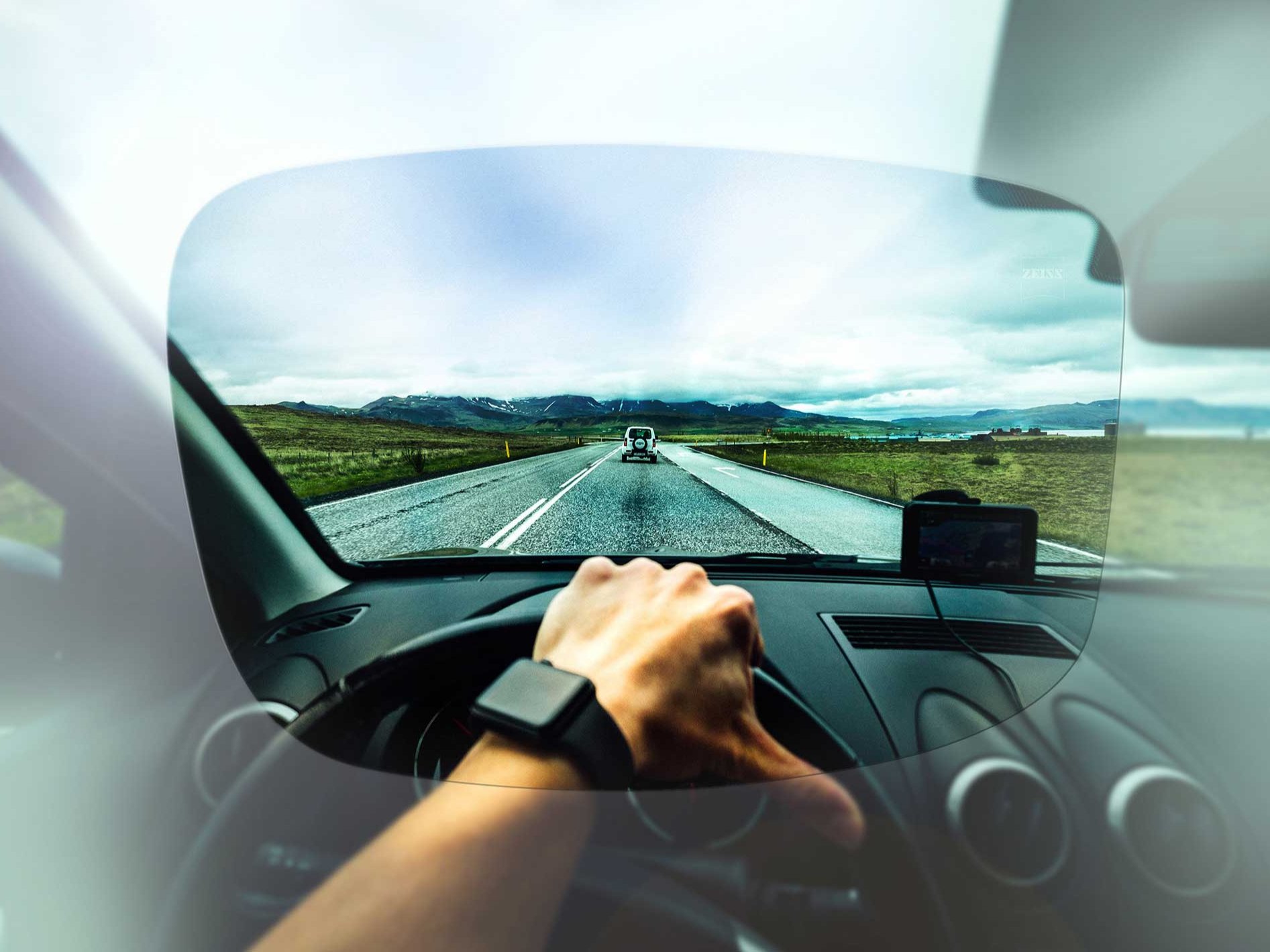 Klart syn fra førerens perspektiv på gaten og i landskapet gjennom ZEISS-glass fra Drive-kolleksjonen