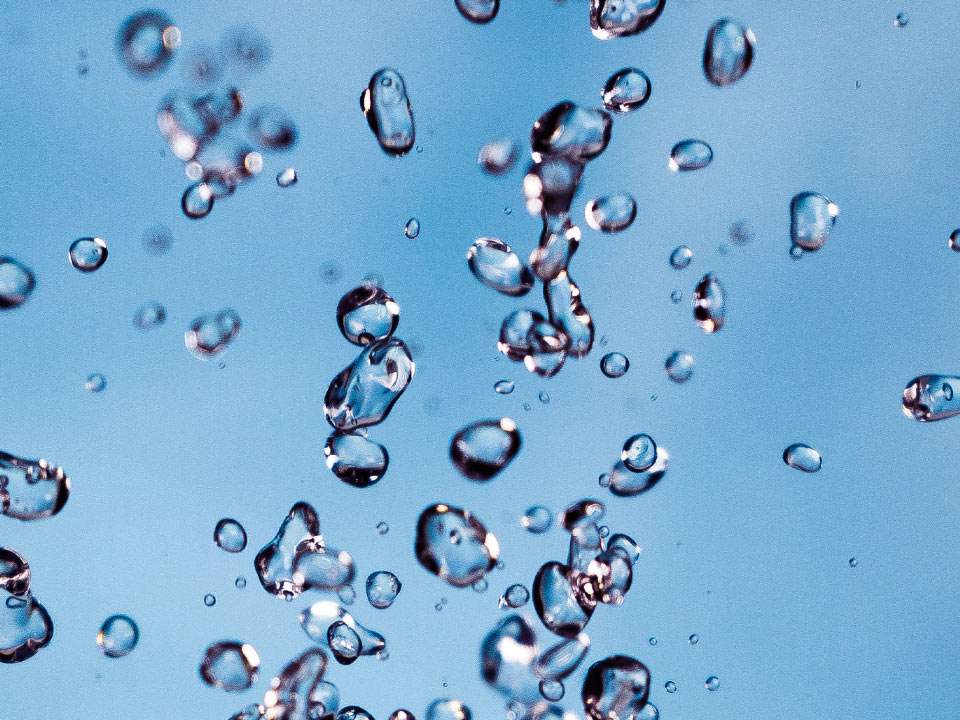 Et bilde av bobler i vannet. 