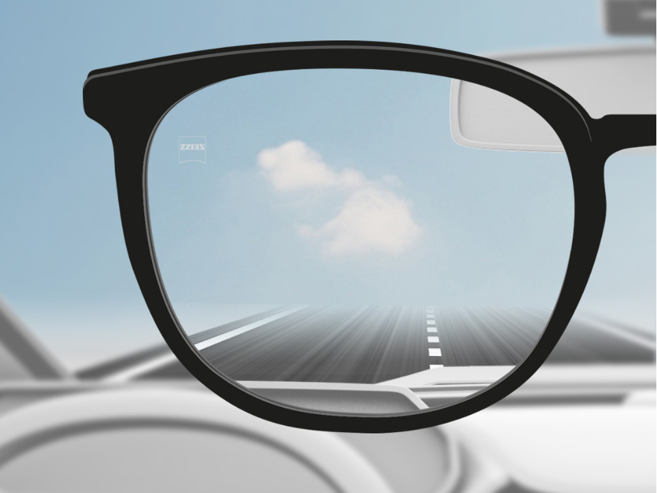 Skjematisk synsvinkelillustrasjon gjennom et DriveSafe-enstyrkeglass som viser en klar oversikt over veien. . 