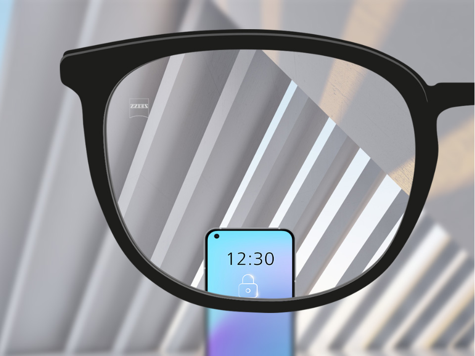 Skjematisk synsvinkelillustrasjon gjennom et SmartLife enstyrkeglass som viser fjerne objekter og en smarttelefon tydelig uten forvrengning i periferien. 