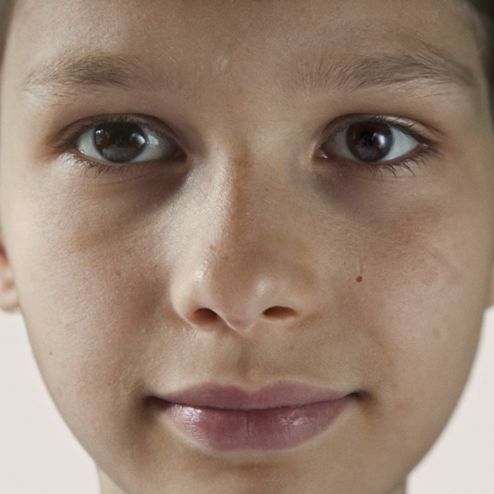 Forvandling av et barns ansikt til en tenåring til en voksen.